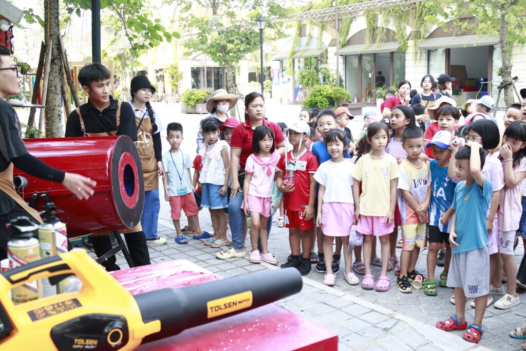 VUN ĐẮP TÌNH YÊU KHOA HỌC VÀ KHẢ NĂNG SÁNG TẠO CỦA HỌC SINH THÔNG QUA HOẠT ĐỘNG TRẢI NGHIỆM TẠI XƯỞNG SÁNG TẠO – CREATIVE GARA